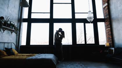 En Nueva York, Los Ángeles y otras ciudades de los Estados Unidos, los funcionarios recomendaron la masturbación y sugirieron evitar el contacto sexual con personas en otros hogares (Shutterstock)