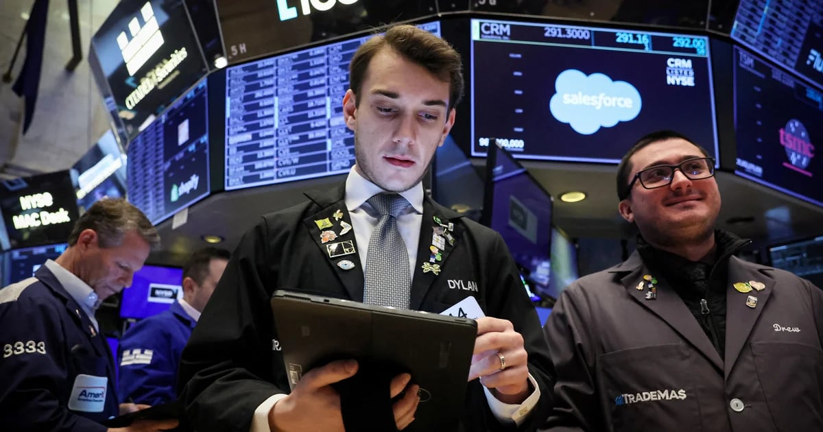 Wall Street opened with strong losses after January inflation data in the United States came in higher than expected.
