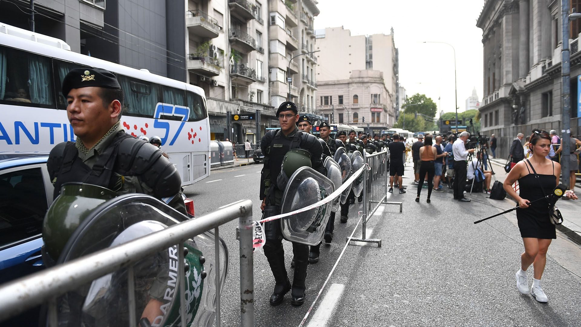 Debate de la Ley Ómnibus en el Congreso exterior seguridad vallado portada