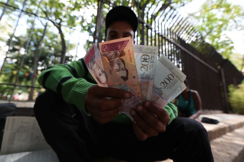 A finales de julio, el Banco Central había establecido un valor de 29,50 bolívares por dólar, lo que refleja un aumento del 10,47% en el precio de la divisa estadounidense durante el octavo mes del año. (REUTERS)