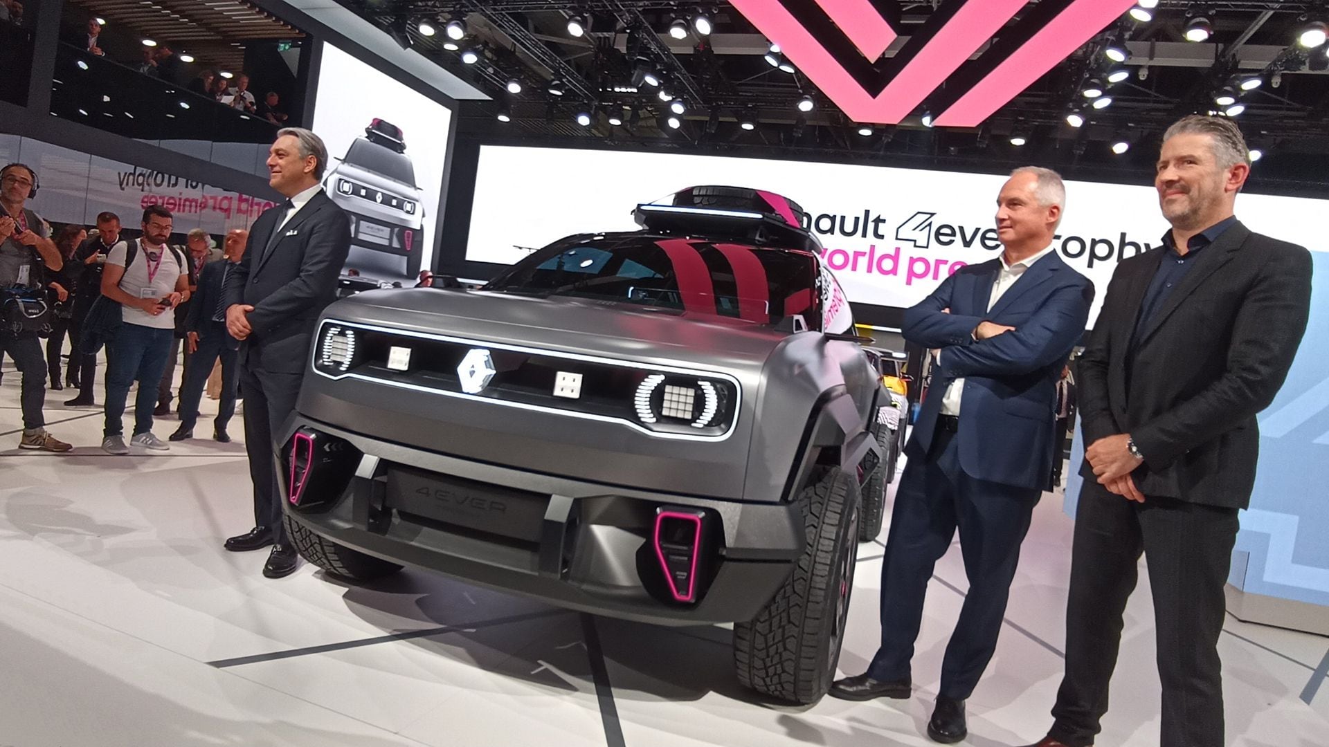 Gilles Vidal en la presentación del Renault 4ever concept durante el Salón de París 2022. En este auto, el diseñador francés reemplazó los cromados por líneas de luz LED