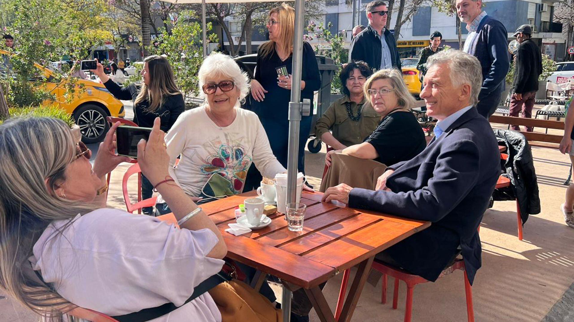 Mauricio Macri se sentó con la gente en los bares para pedirle el voto para Patricia Bullrich