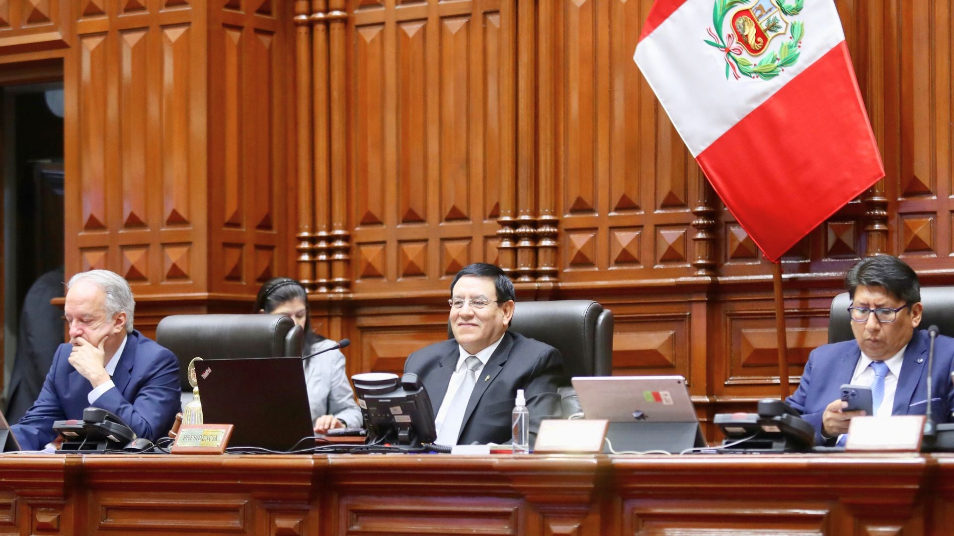 Bancadas pertenecientes a la Mesa Directiva respaldan al titular del Parlamento. | Congreso