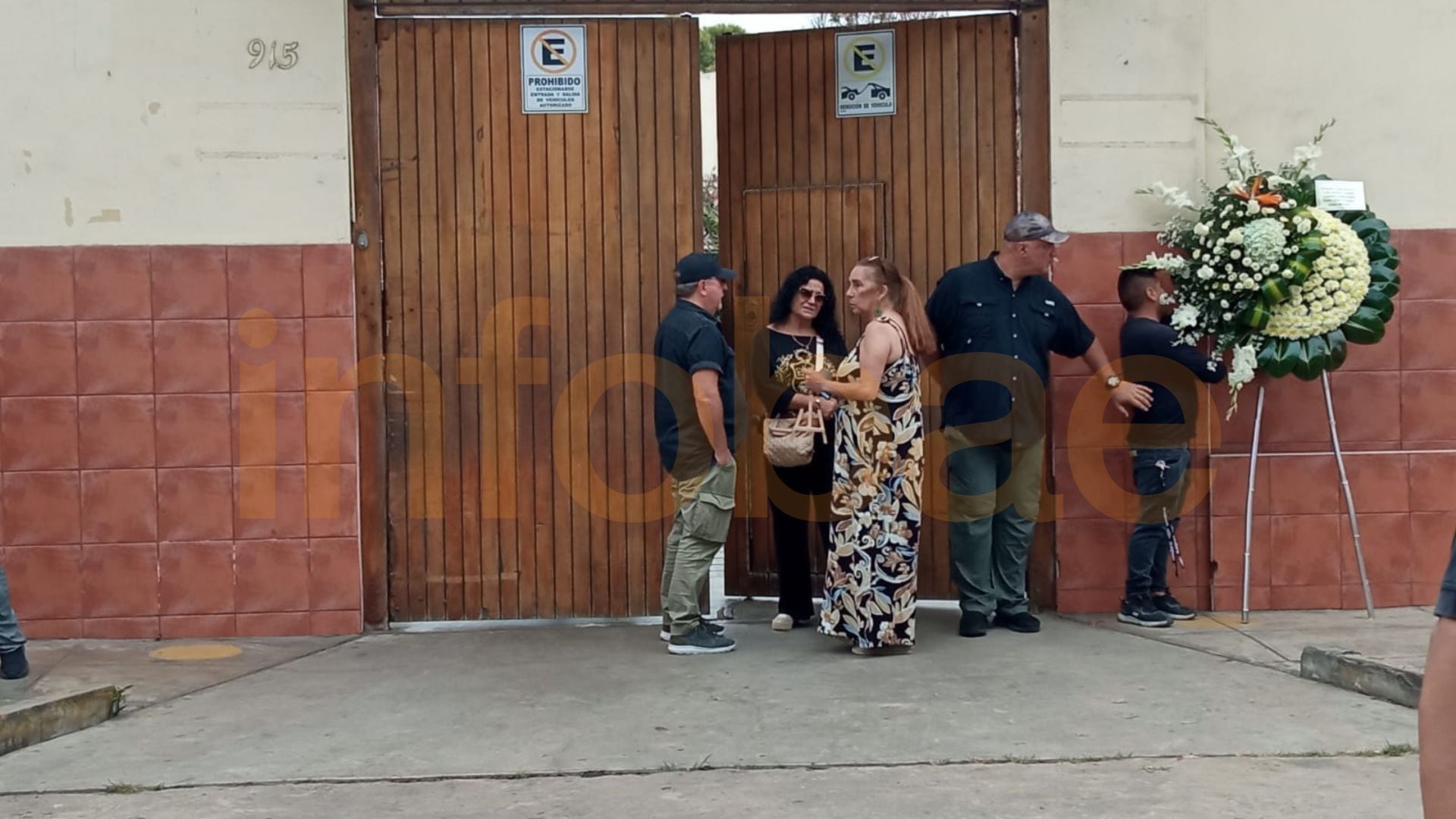 Familiares esperan la llegada de la carroza fúnebre con los restos de Pedro Suárez Vértiz | Infobae / Paula Elizalde