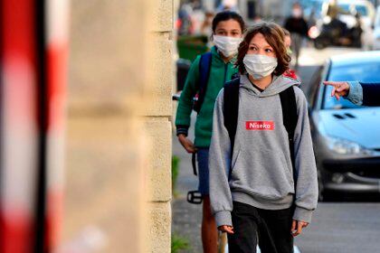 Estudiantes esperan fuera de Cassignol College antes de regresar y reanudar las clases en Burdeos, Francia, este 18 de mayo. El Gobierno francés decidió abrir las escuelas después de dos meses de cierre y medidas para detener la propagación del coronavirus del SARS CoV-2, que causa COVID- 19 enfermedad. EFE/EPA/CAROLINE BLUMBERG
