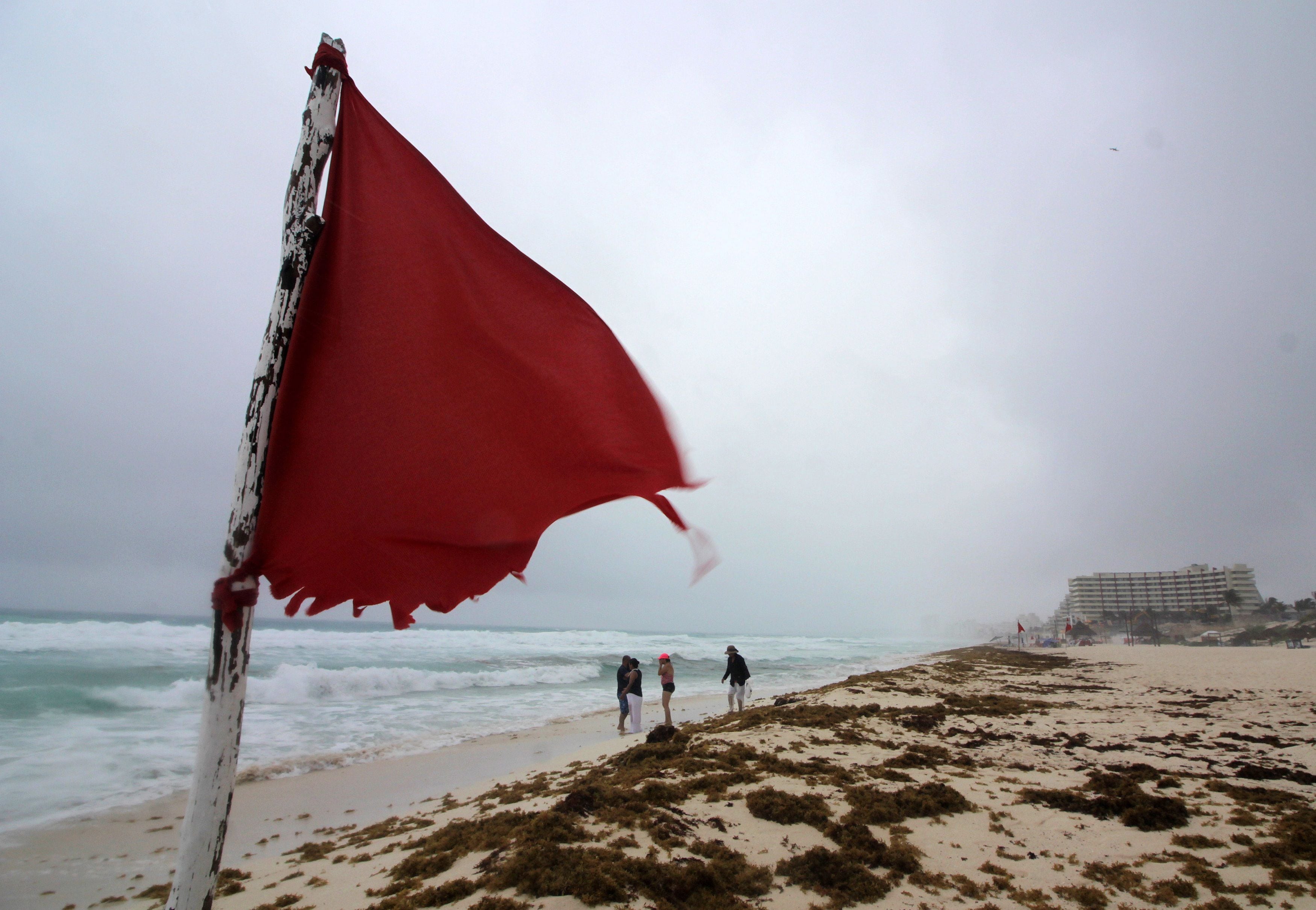 Wanda es el último nombre de la lista de ciclones para la temporada 2021, que termina el 30 de noviembre. En la imagen un registro de archivo de una bandera de alerta en una playa de Cancún (estado de Quintana Roo, México). EFE/Alonso Cupul
