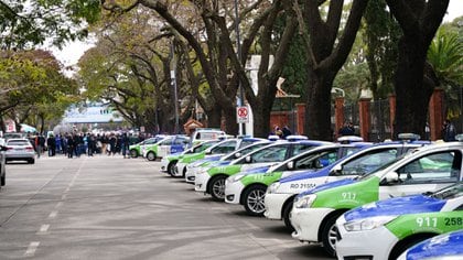 Los patrulleros a 45 grados sobre Avenida Maipú, frente a la Quinta de Olivos