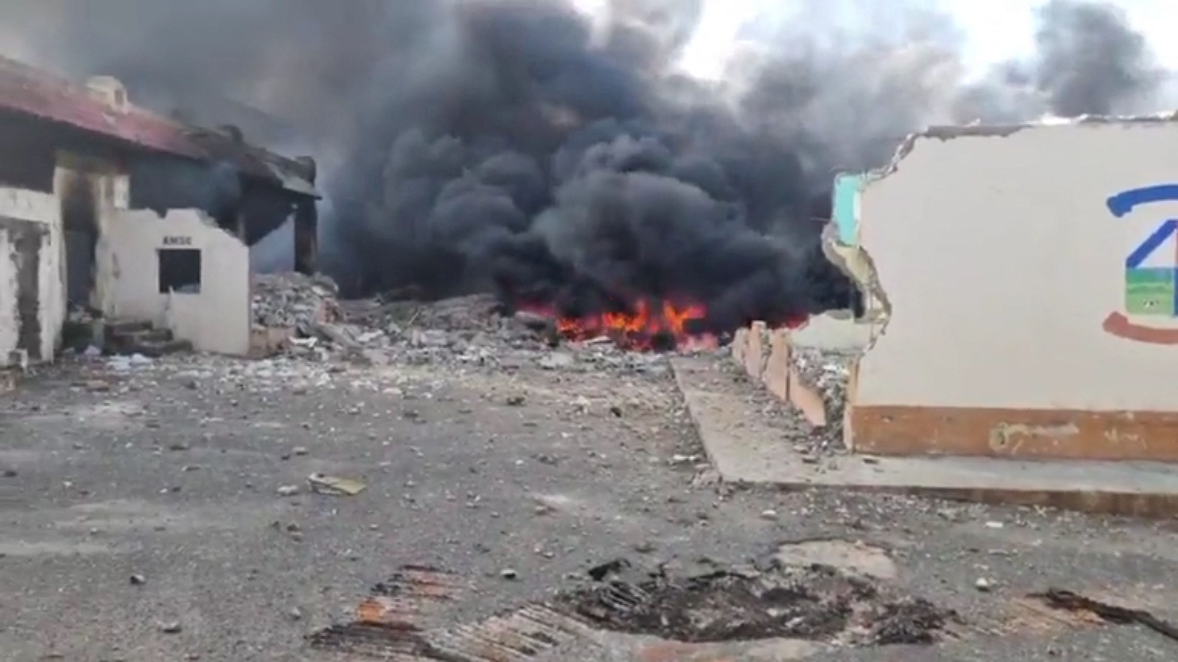 El humo se eleva luego de una explosión en un edificio, en San Cristóbal, República Dominicana, el 14 de agosto de 2023 en esta captura de pantalla obtenida de un video de las redes sociales. Guasapo Noticias y Más/vía REUTERS