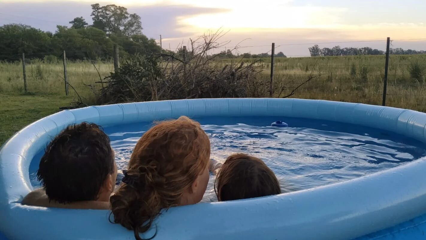 La familia Luna Schmidt disfruta de una tarde de verano en su campo de Castilla (@casadecampolacapilla)