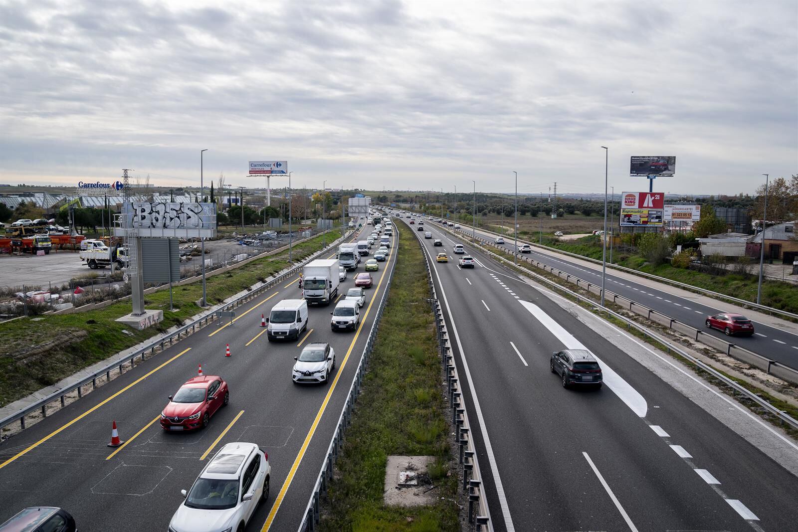 Varios coches circulan por la carretera. Imagen de archivo. (A. Pérez Meca - Europa Press) 