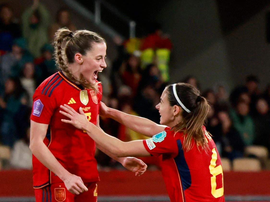 Ona Batlle y Aitana Bonmatí celebran el tercer gol de España (REUTERS/Marcelo Del Pozo)