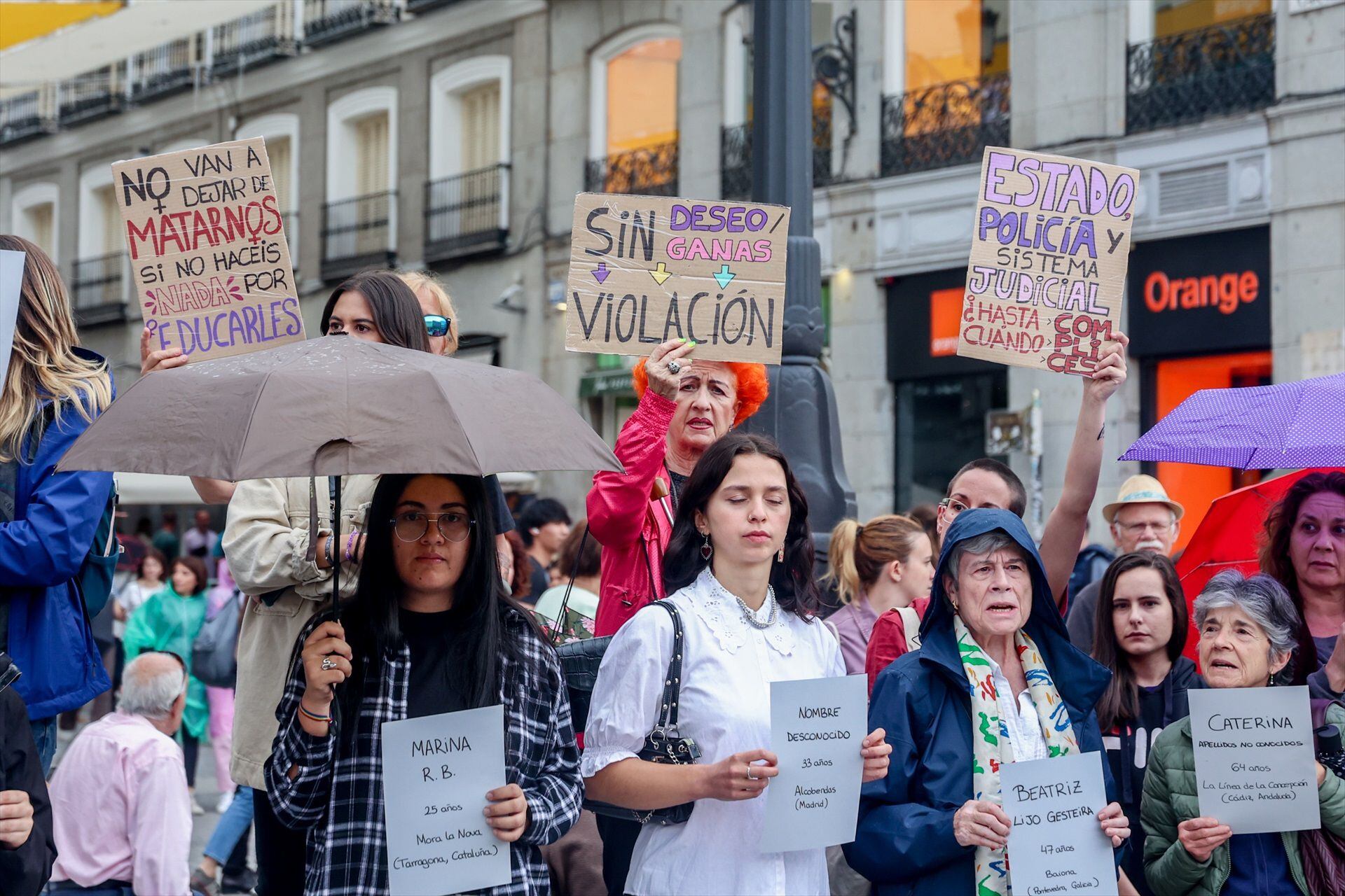 Varias mujeres protestan durante una concentración contra la violencia machista. (Ricardo Rubio / Europa Press)