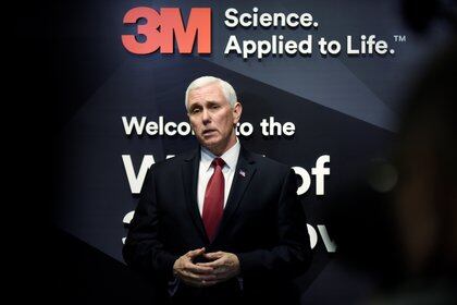 El vicepresidente de EEUU, Mike Pence, encargado de la "Task Force" contra el coronavirus, en una conferencia en la sede de 3M. La compañía fue atacada por Donald Trump por no desviar producción de barbijos N-95 desde sus plantas en Asia a EEUU. Luego fumaron la pipa de la paz  March 5, 2020.  REUTERS/Nick Pfosi