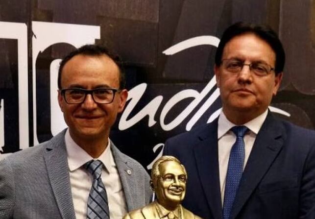 Christian Zurita y Fernando Villavicencio cuando recibieron el premio de periodismo Jorge Mantilla Ortega por su investigación del caso Arroz Verde, clave para la sentencia de Rafael Correa