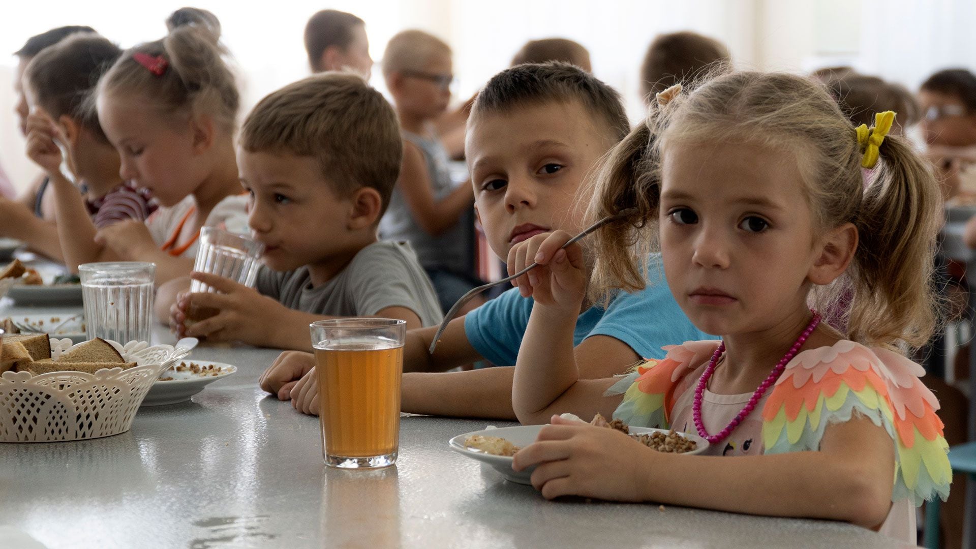 Niños de un orfanato en la región de Donetsk, comen en un campamento en Zolotaya Kosa, el asentamiento en el Mar de Azov, región de Rostov, suroeste de Rusia. (Foto AP)