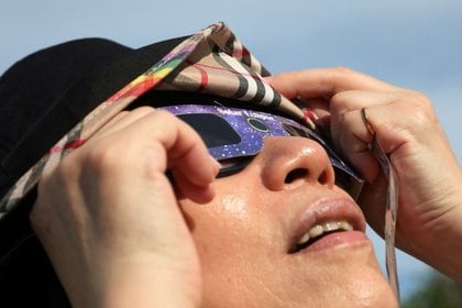 Los especialistas recomiendan usar siempre medios de protección para poder ver los eclipses solares de forma segura (REUTERS/Ann Wang)