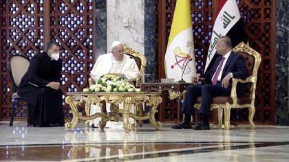 El primer ministro iraquí, Mustafa Al-Kadhimi, da la bienvenida al papa Francisco en el aeropuerto internacional de Bagdad para comenzar su histórica gira en Irak, el 5 de marzo de 2021, Iraqiya TV / Reuters