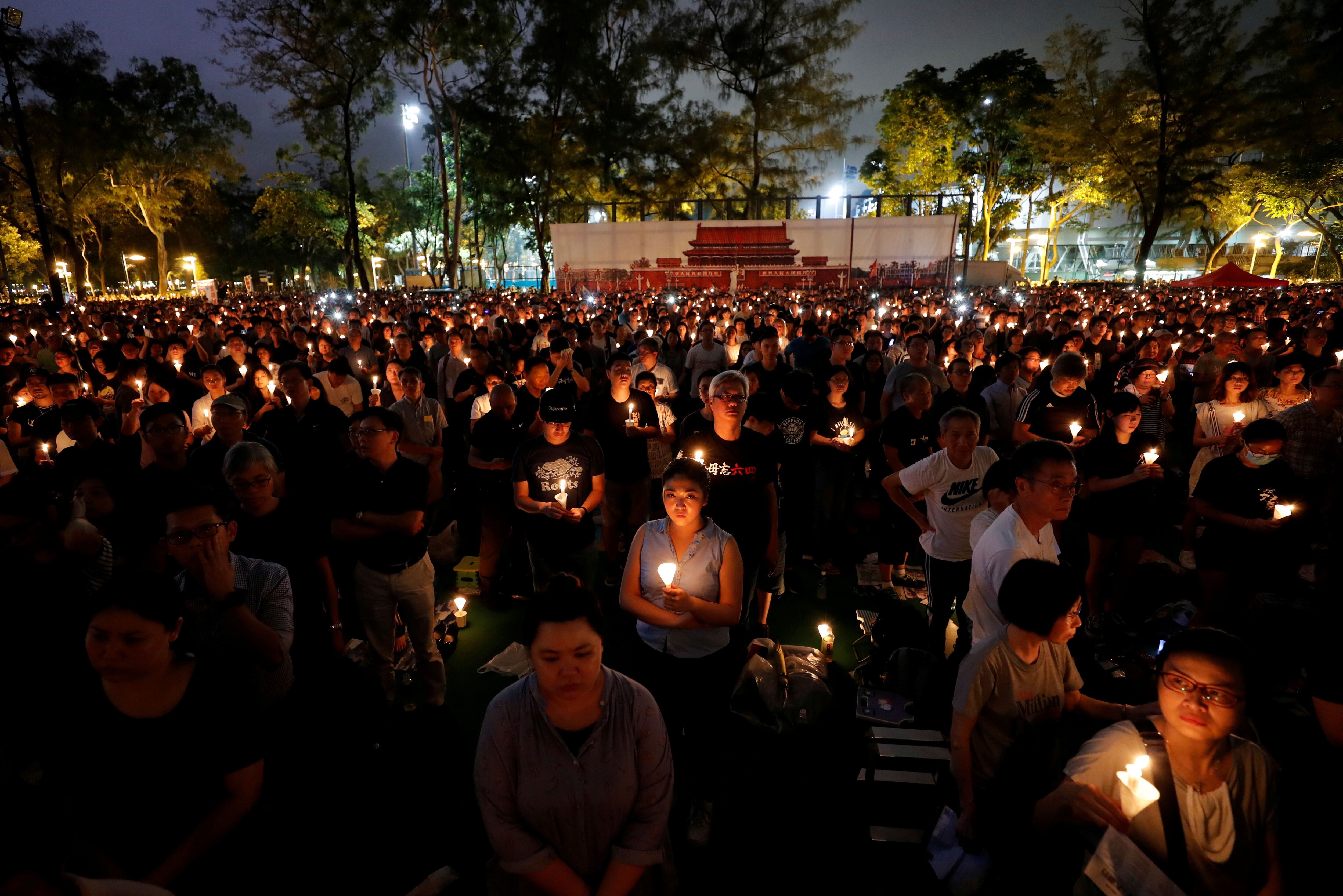 Cientos de personas conmemorando la represión de Tiananmen   