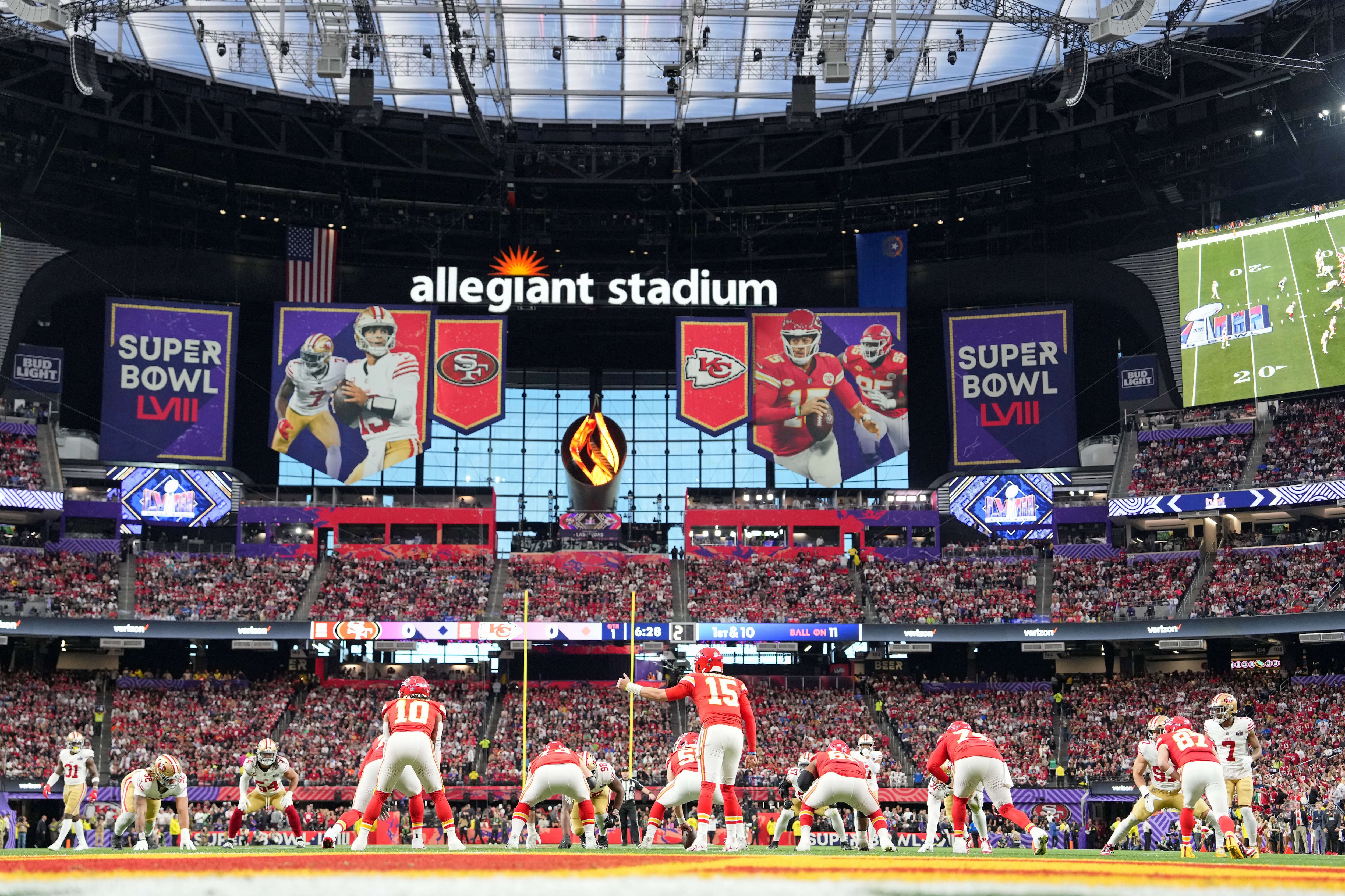 Patrick Mahomes (15), quarterback de los Kansas City Chiefs, se prepara para lanzar el balón contra los San Francisco 49ers (Mandatory Credit: Kirby Lee-USA TODAY Sports)