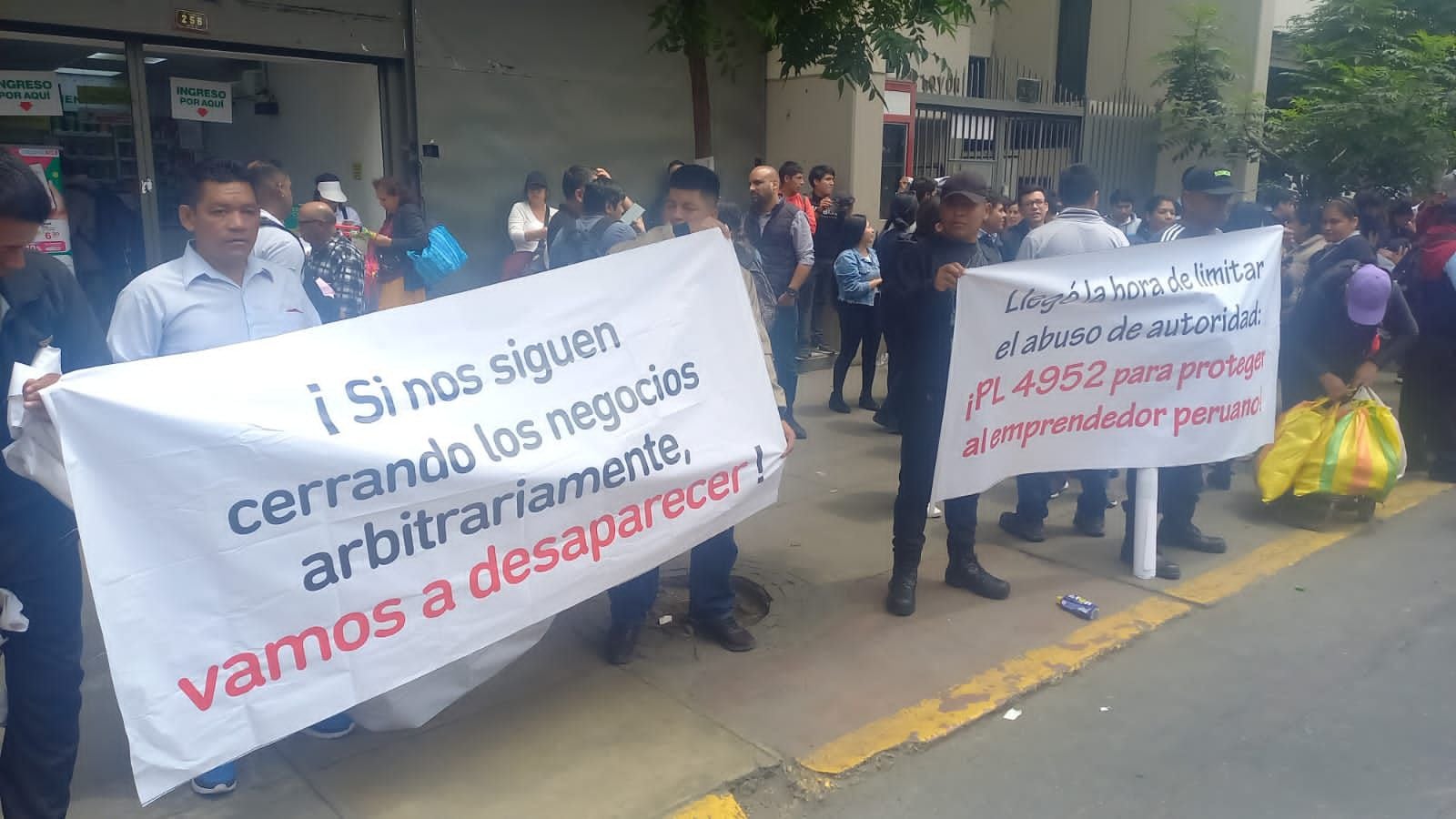 Cientos de trabajadores asistieron a plantón cerca al Congreso.