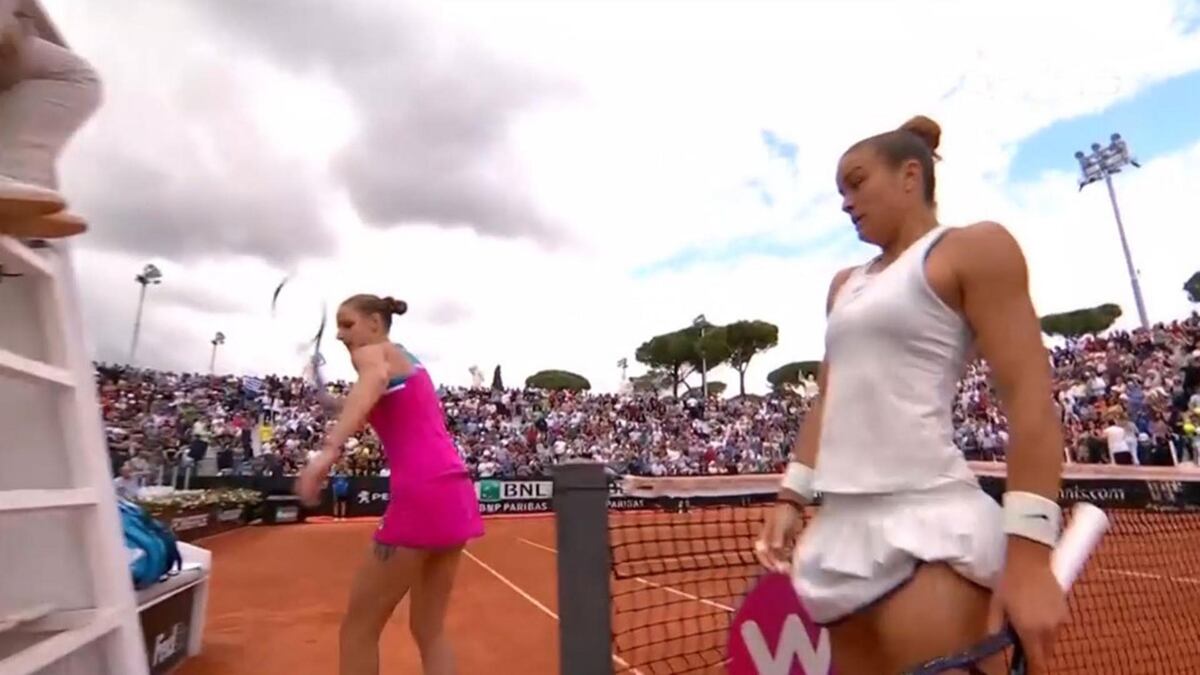 Violenta reacción de Karolina Pliskova al caer eliminada en Roma: destrozó su raqueta contra la silla del árbitro