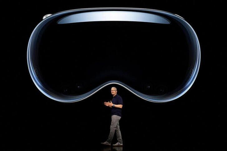 El presidente ejecutivo de Apple, Tim Cook, habla bajo una imagen de Apple Vision Pro en el Apple Park en Cupertino, California, Estados Unidos, el 5 de junio de 2023. Joe Pugliese/Apple Inc./vía REUTERS. ATENCIÓN EDITORES - ESTA IMAGEN HA SIDO ENTREGADA POR UN TERCERO. NO DISPONIBLE PARA REVENTA NI ARCHIVO.