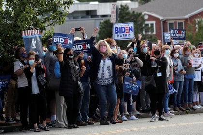 Seguidores candidatos Joe Biden en Greensburg, PA.  REUTERS / Mike Segar