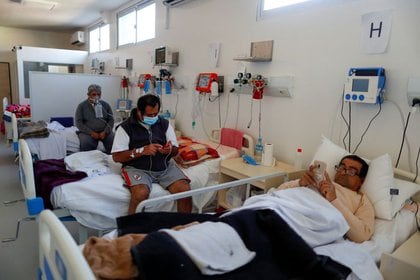 Pacientes internados en un hospital de Ezeiza. Lo peor en el conurbano parece ya haber pasado ( REUTERS/Agustin Marcarian)