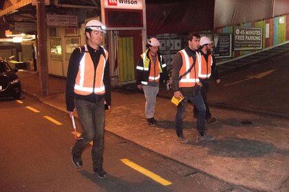 Ingenieros inspeccionan edificios en el distrito central de negocios de Wellington