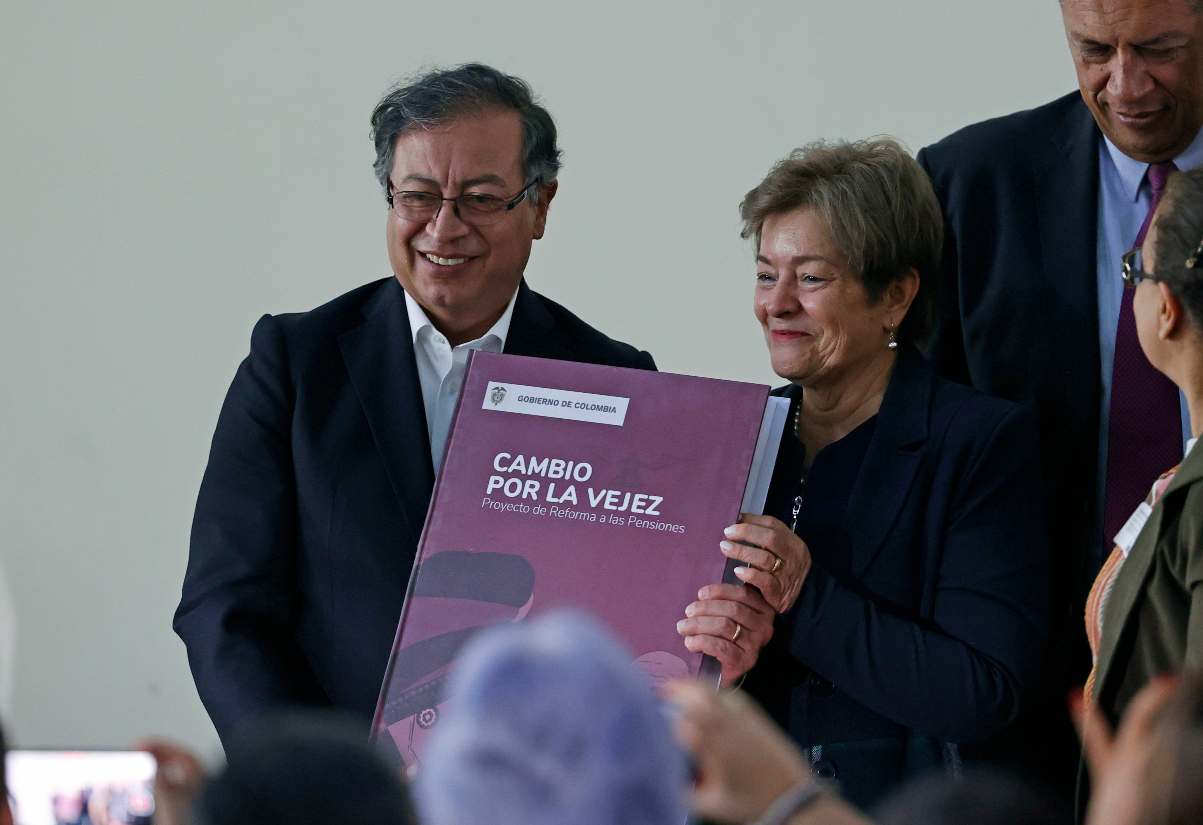 Fotografía de archivo del presidente de Colombia, Gustavo Petro junto a la ministra de Trabajo, Gloria Inés Ramírez, con el proyecto de reforma pensional - crédito Mauricio Dueñas Castañeda/EFE
