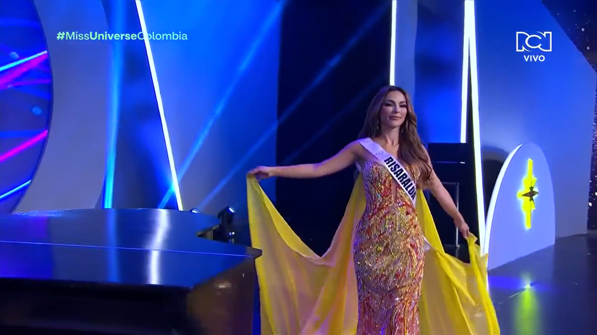 Inicia el desfile de vestido de gala. La señorita Risaralda es una de las 8 finalistas. (Canal RCN)