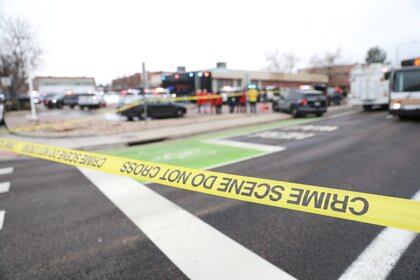 Cinta perimetral de la policía en el lugar del tiroteo en la tienda de comestibles King Soopers en Boulder (Reuters)