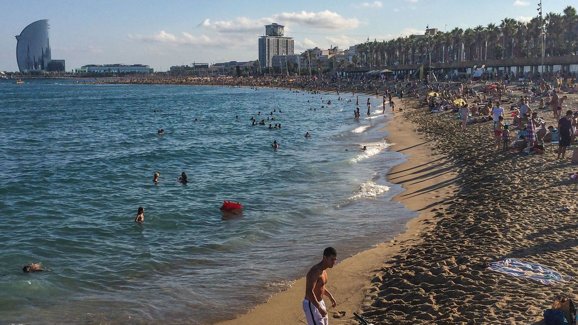 Personas se bañan en el Mediterráneo en Barcelona, España (Getty Images)
