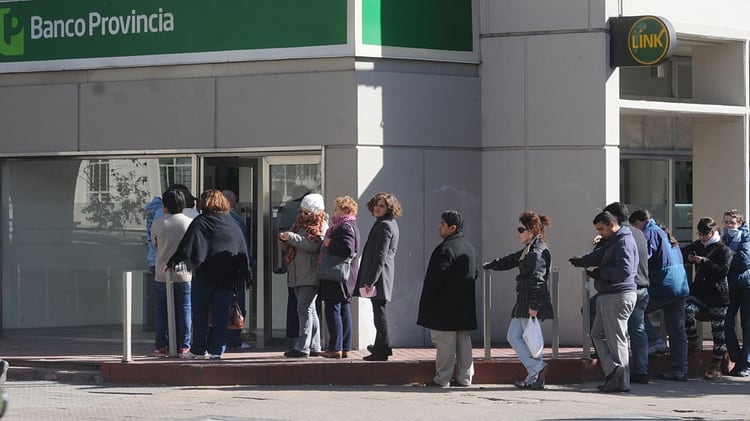 Colas ante los cajeros del Banco Provincia. Buenos Aires aportó el mayo número de perceptores del 