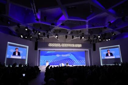 El Foro Económico Mundial, más conocido como el Foro de Davos, es una organización internacional no gubernamental fundada por el profesor de economía Karl Schwab que desarrolla diversos encuentros de debate para promover la cooperación público privada generando un punto de intercambio entre los líderes mundiales (REUTERS/Denis Balibouse)