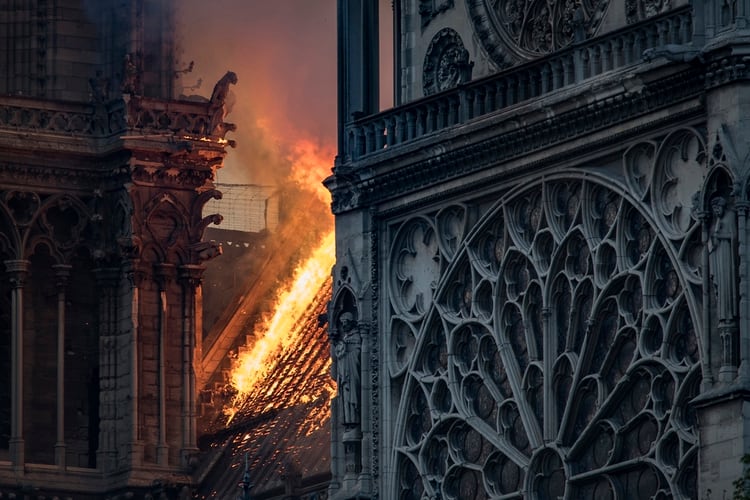 En abril se incendió parte de la Catedral de Notre Dame, en París (Photo by THOMAS SAMSON / AFP)