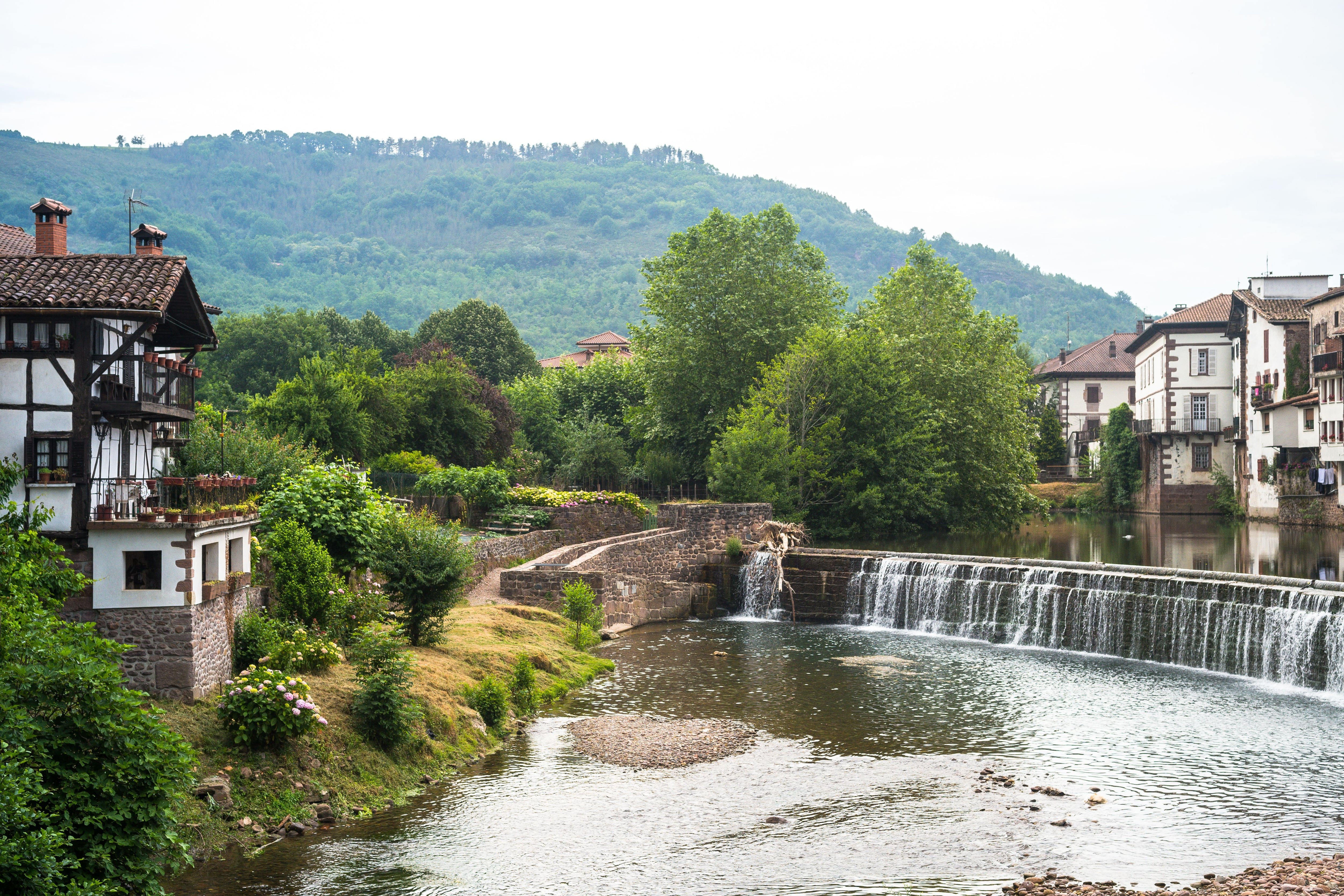 El río Baztán atraviesa la localidad de Elizondo, en Navarra. (Shutterstock España)