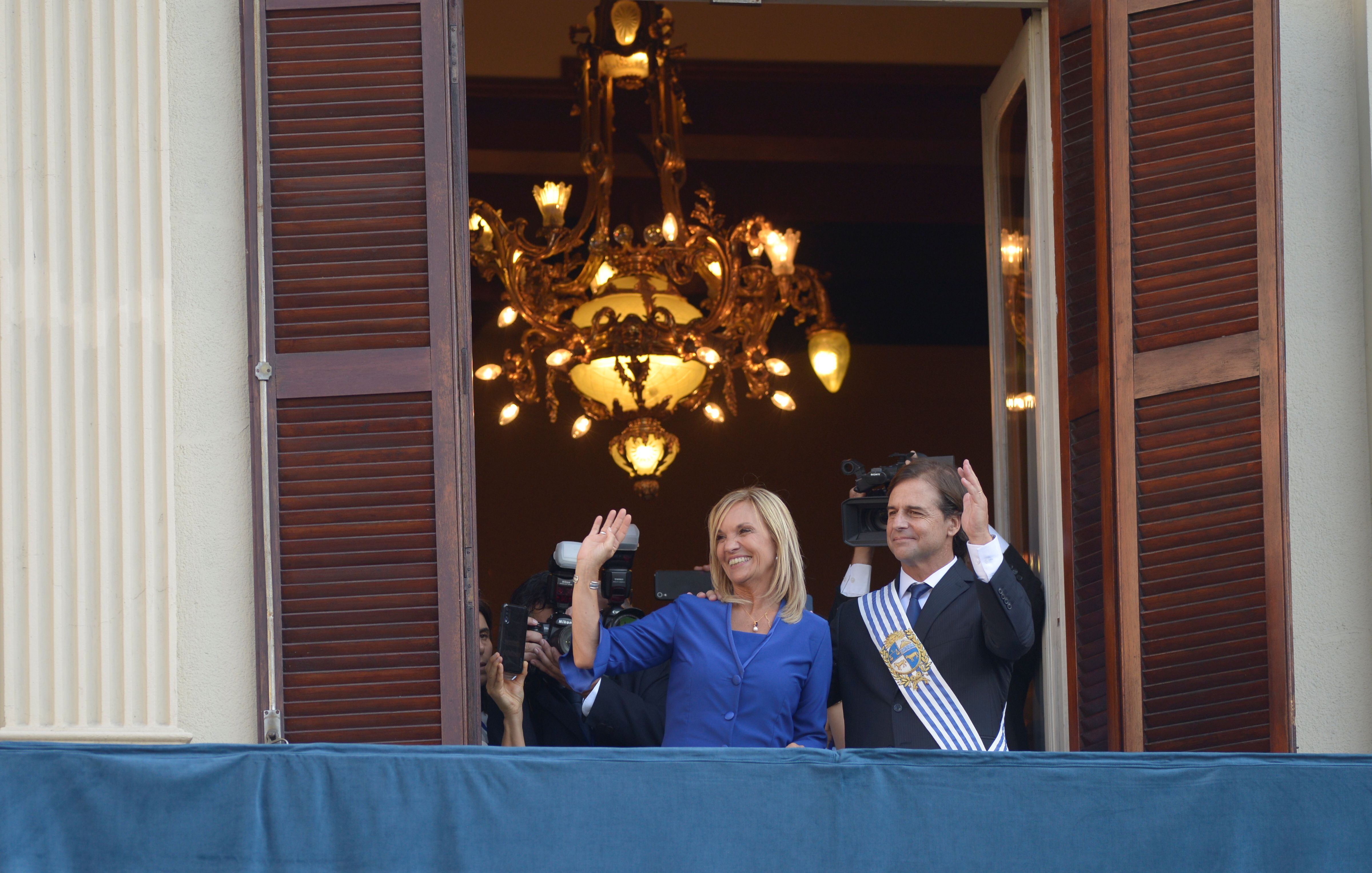 Luis Lacalle Pou y Beatriz Argimón asumieron en Uruguay el 1 de marzo de 2020 (REUTERS/Mariana Greif)