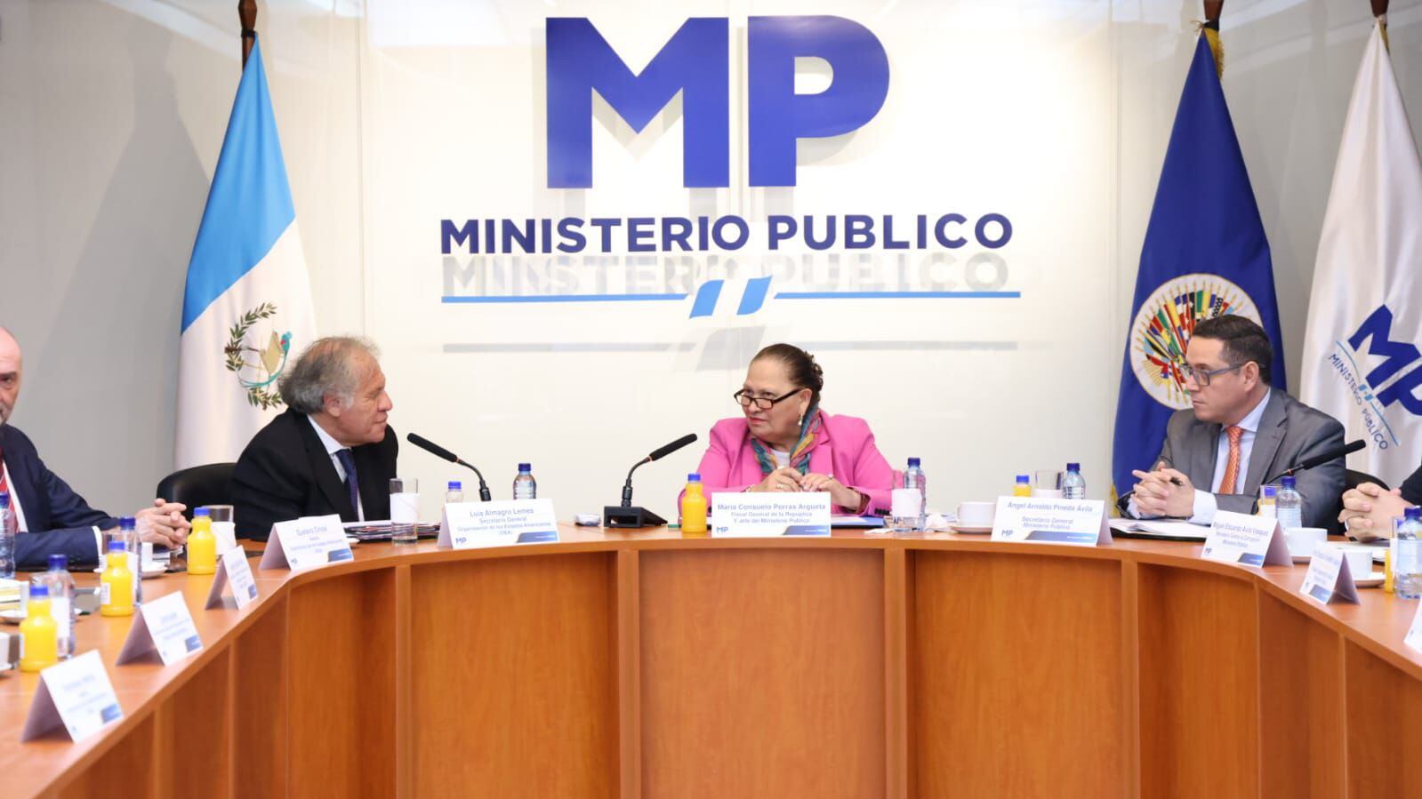 En la última reunión de la misión de la OEA en Guatemala con la fiscal general Consuelo Porras, el secretario general Luis Almagro fue grabado sin aviso por el Ministerio Público. FOTO: MP