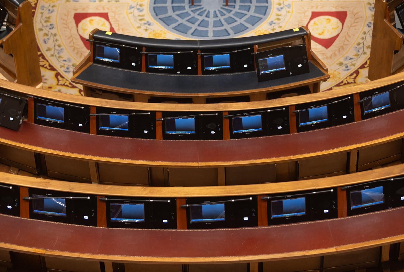 23/01/2024 Vista de pantallas táctiles, en el Congreso de los Diputados, a 23 de enero de 2024, en Madrid (España). El Congreso continúa con obras en el hemiciclo para la instalación de nuevas pantallas táctiles, que sustituirán a los antiguos monitores y teclados que hay en todos los escaños del Salón de Sesiones, un proyecto que cuesta tres millones de euros y que obliga a celebrar en el Senado los Plenos del mes de enero. POLITICA Eduardo Parra - Europa Press 