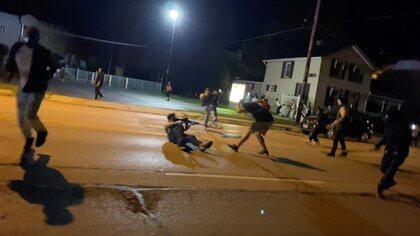 Un hombre con un arma larga durante los disturbios en Kenosha (Brendan Gutenschwager/via REUTERS)