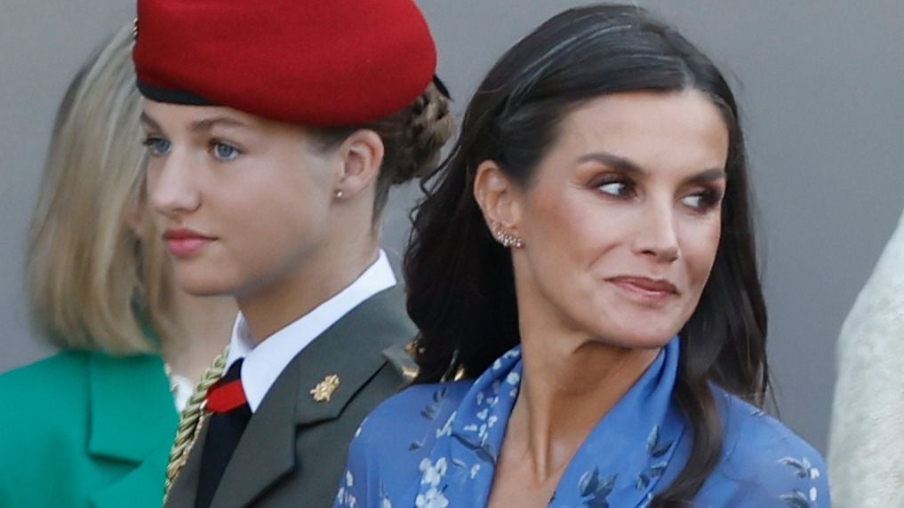 Leonor y su madre Letizia durante los desfiles del 12 de octubre en Madrid (EFE/ Chema Moya) 