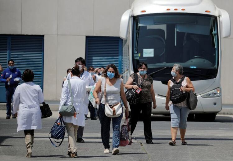 Personal médico sube a un bus del hospital, coordinado por su propio persponal de seguridad. Foto: REUTERS/Henry Romero