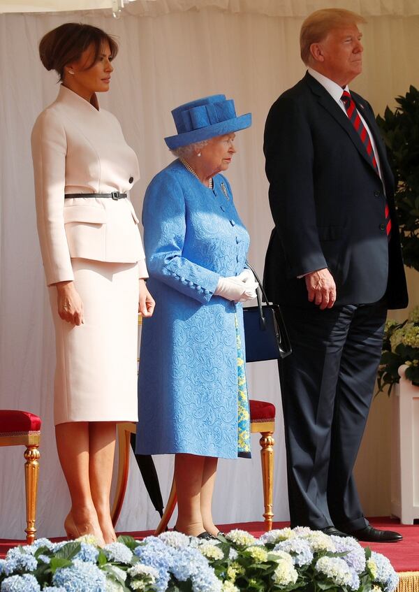 Melania Trump, la reina Isabel II y Donald Trump (REUTERS/Kevin Lamarque)