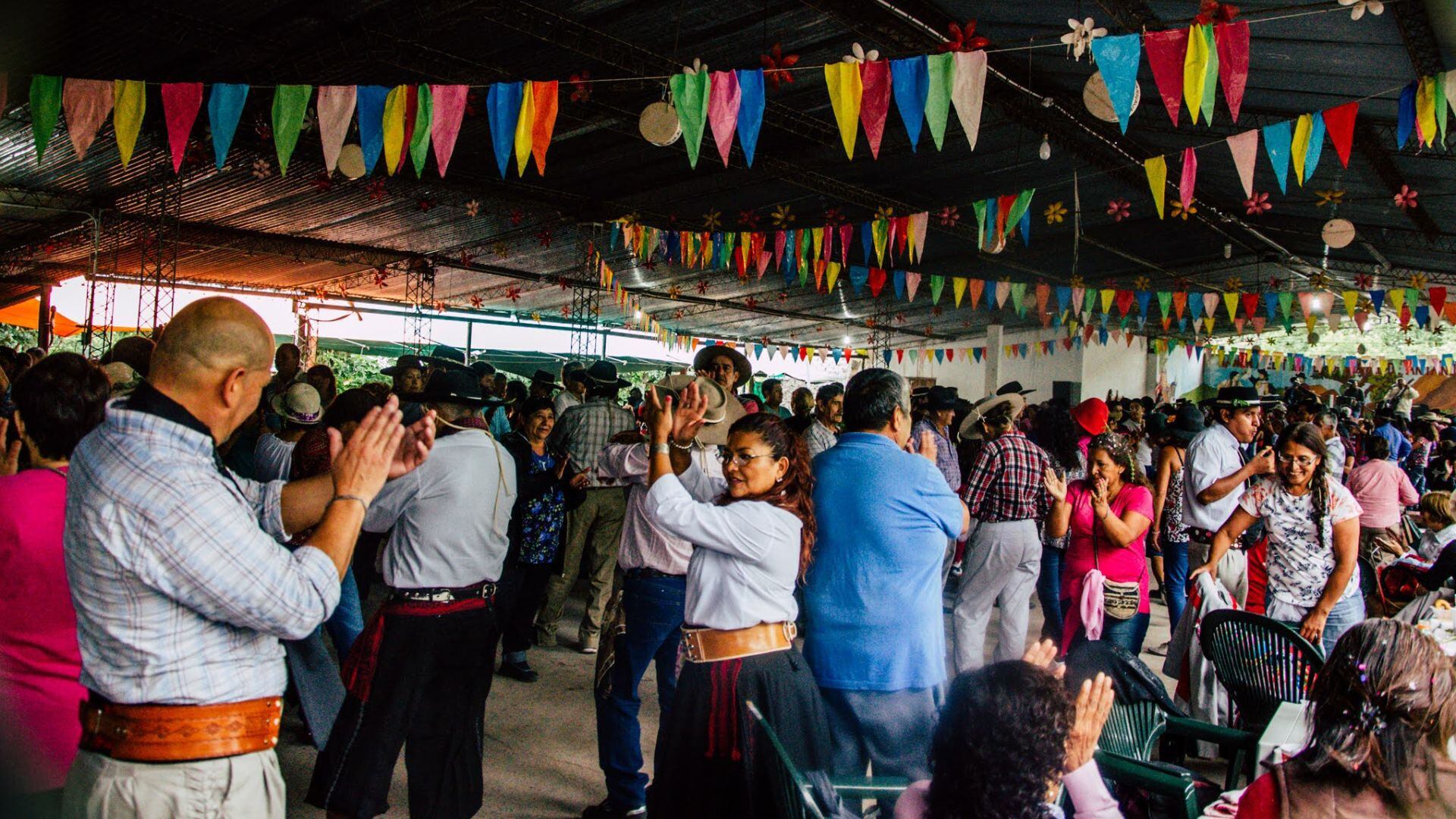 Personas celebrando el Carnaval con bailes tradicionales.