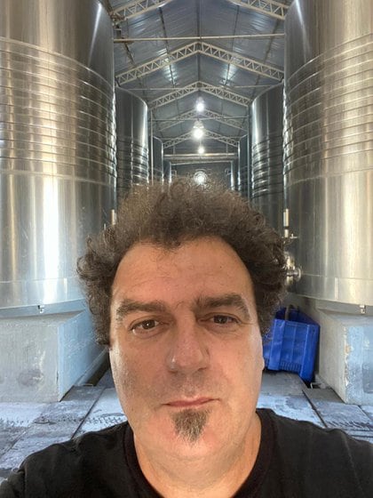 El enólogo Alejandro Vigil y una selfie mostrando las instalaciones en los que se crean los vinos de Catena Zapata (infobae)