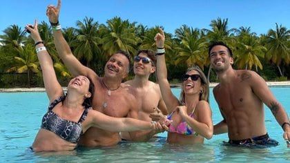 Sergio Lapegüe y su familia, durante las vacaciones en República Dominicana