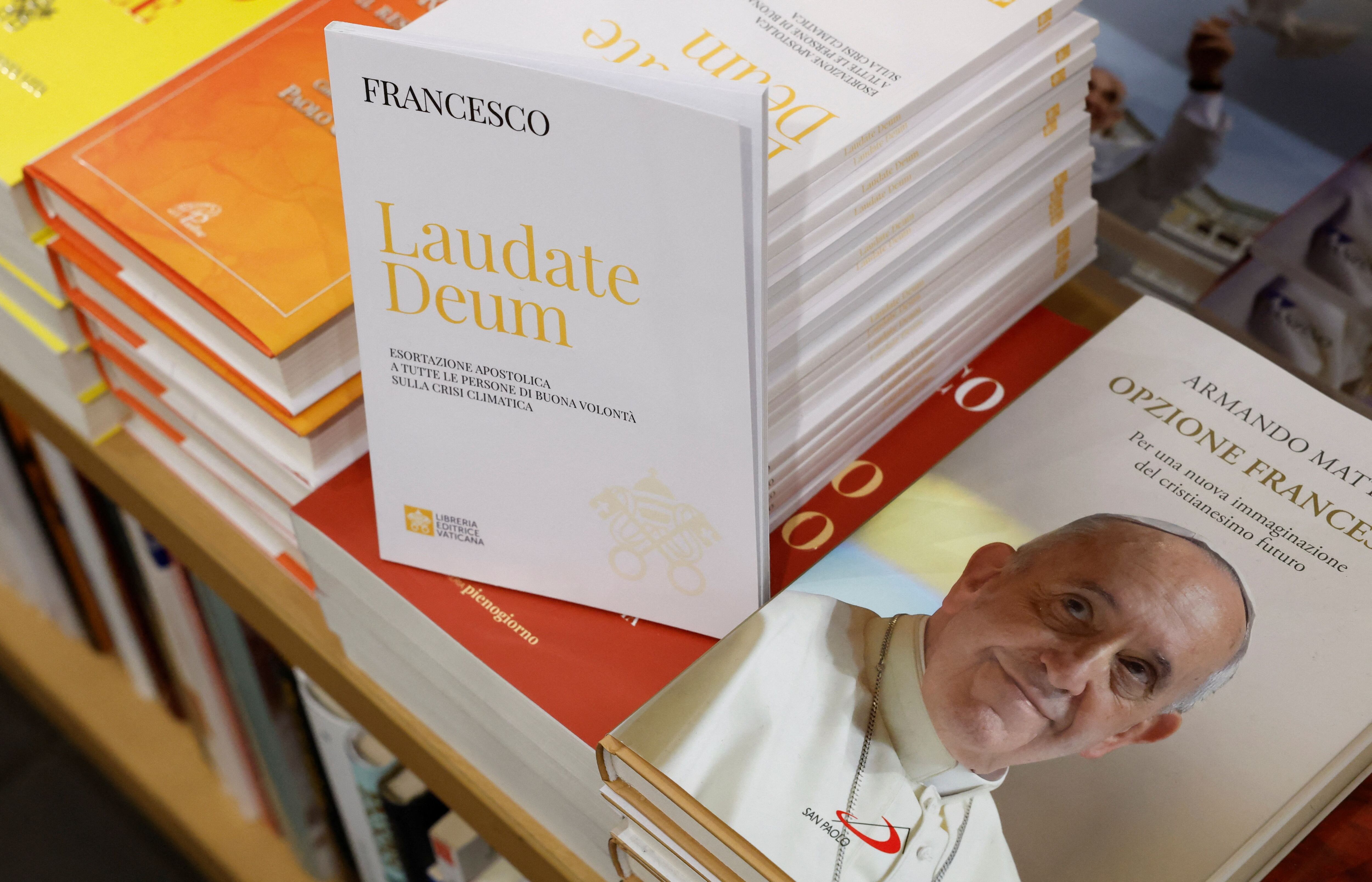 El documento, conocido como Exhortación Apostólica, titulado "Laudate Deum", escrito por el papa Francisco, se muestra en una librería cerca del Vaticano en Roma, Italia, 4 de octubre de 2023. REUTERS/Remo Casilli