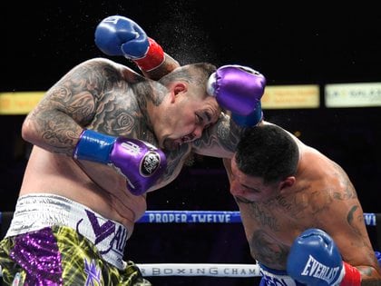 Los pugilistas concentraron su esfuerzo en dar golpes certeros que los acercaran al nocaut, pero ninguno lo logró (Foto: Harry How/AFP)