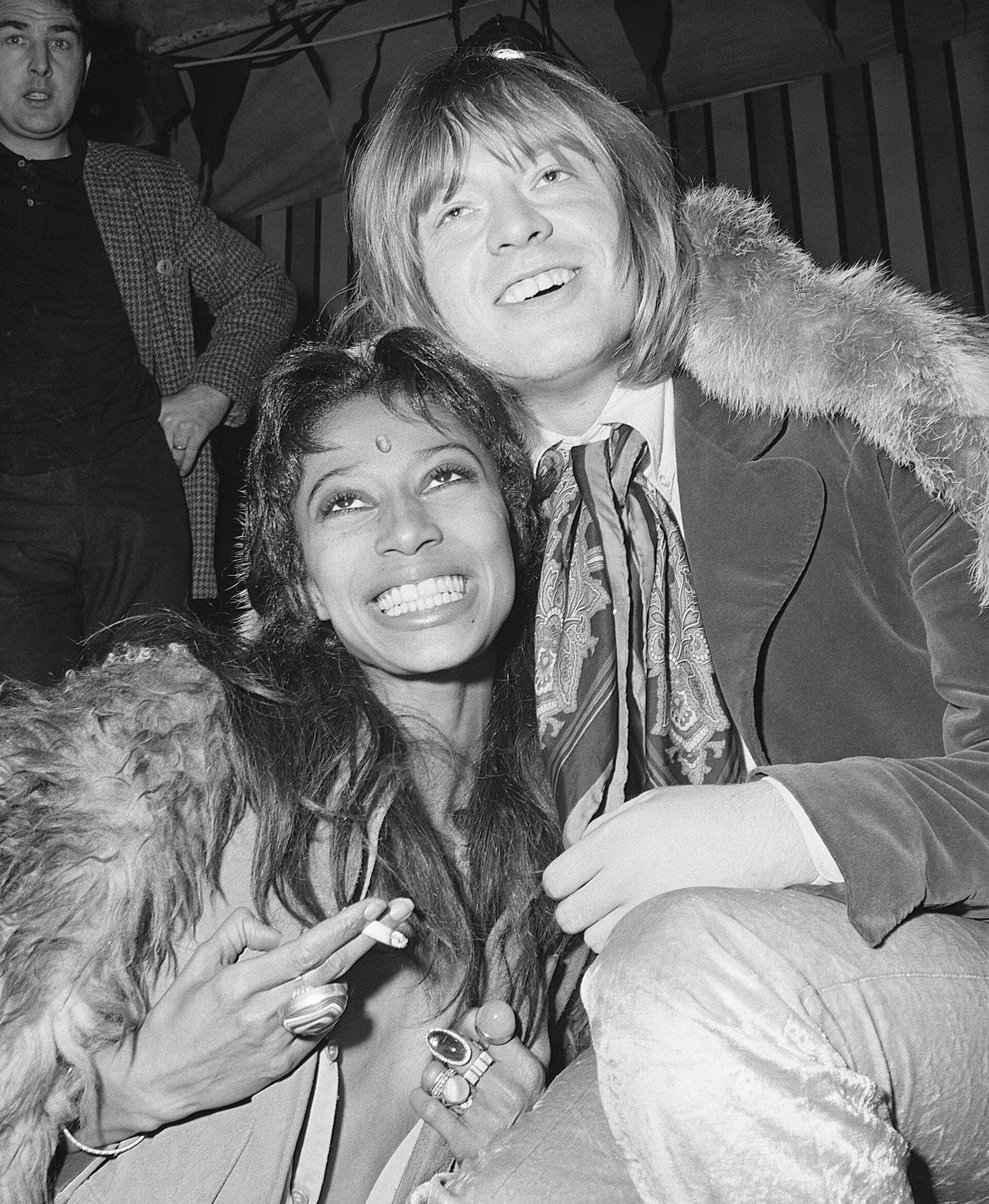 En Londres se convirtió en una estrella. Su presencia en la noche londinense era frecuente. Aparecía rodeada por muchas celebridades. Con su participación en el Rolling Stones Rock'n'Roll Circus Show conoció a Brian Jones. (Photo by © Hulton-Deutsch Collection/CORBIS/Corbis via Getty Images)